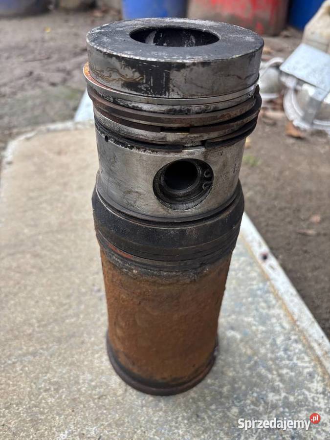 Tłok z tyleją Ursus c360 małopolskie Ilkowice sprzedam