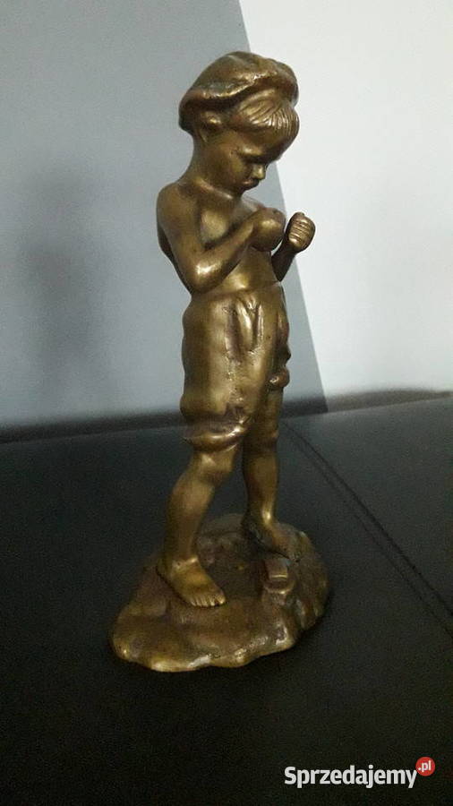 Figurka rzeżba z brązu chłopca sygnowana XIX XX Antyki sprzedam