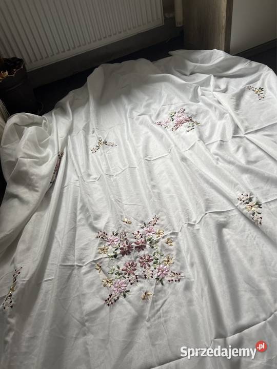 Narzuta biała haftowana