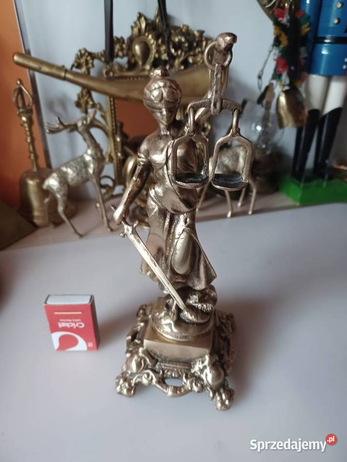 Mosiężna figura Temidy bogini sprawiedliwości Poznań
