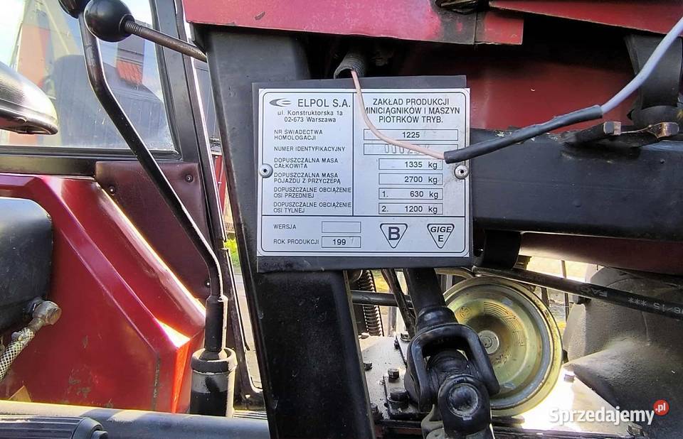 Traktor Elpol K1 z pługiem polskiej Dębica
