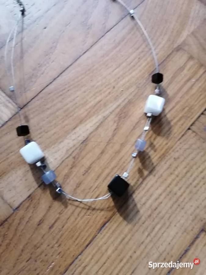 Łańcuszek z białych i czarnych kostek warmińsko-mazurskie Elbląg