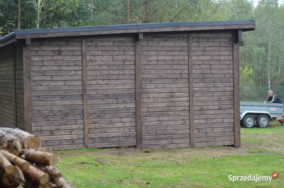 Wiata garażowa z drewnianymi ścianami