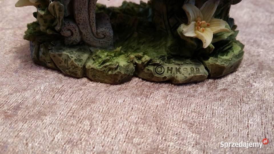 Figurka stara dziewczynka z ptaszkiem sygnowana małopolskie