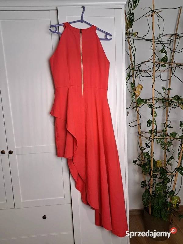 Czerwona sukienka asymetryczna z odkrytymi