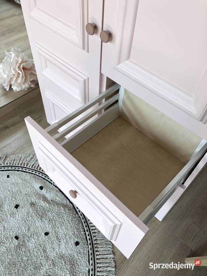 Różowa klasyczna szafa z szufladami ponadczasowa Brzuśnik