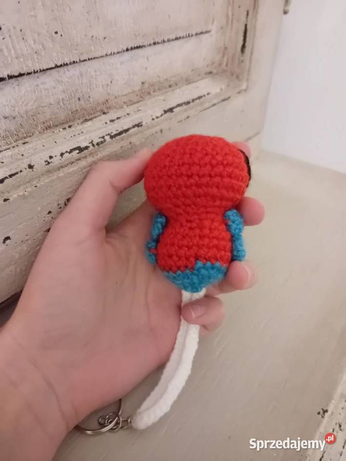 Breloczek spiderman na szydełku szydełkowy Sieradz