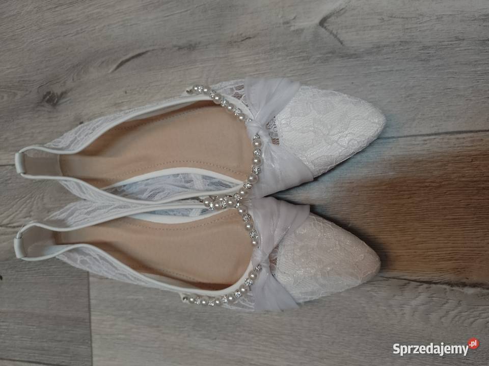 41 Białe bogato zdobione perłami koronkowe