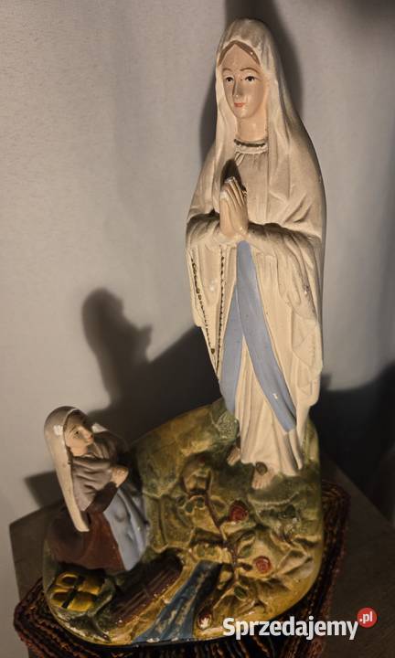 Stara figurka z gipsu Matka Boska z Bernadettą z Łask