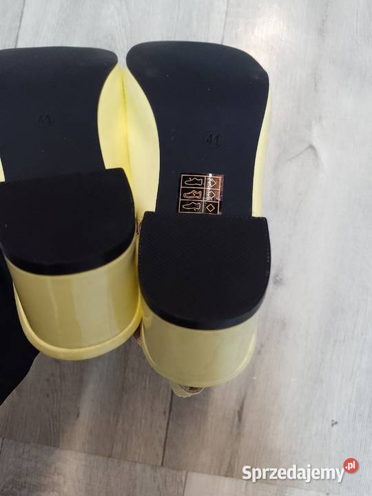 41 Żółte czółenka wieczorowe z odkrytą piętą na