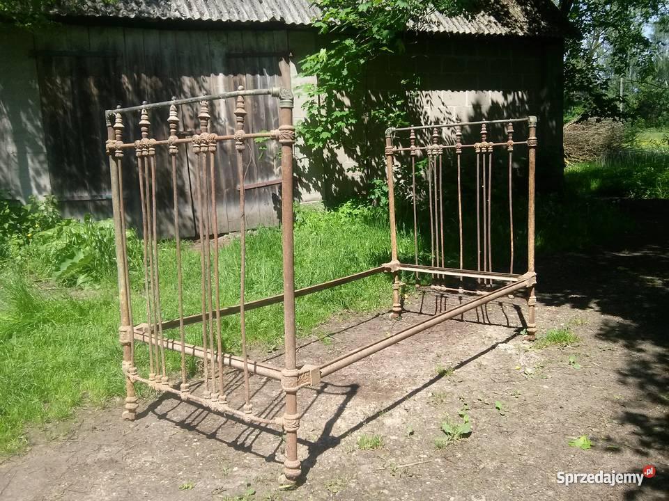 Zabytkowe Metalowe Łóżko z elementami ozdobnymi Miedzianowo