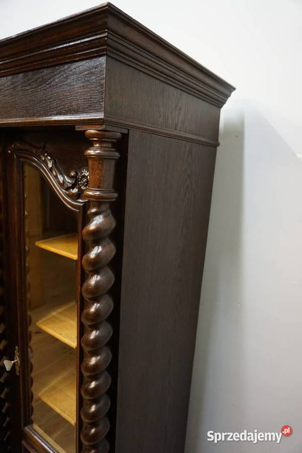 CZTERODRZWIOWA BIBLIOTEKA SPIRALNE KOLUMNY