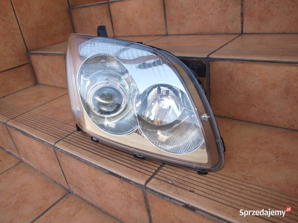 Toyota Avensis T25 lampa prawa przód zwykła 2003 Kalisz