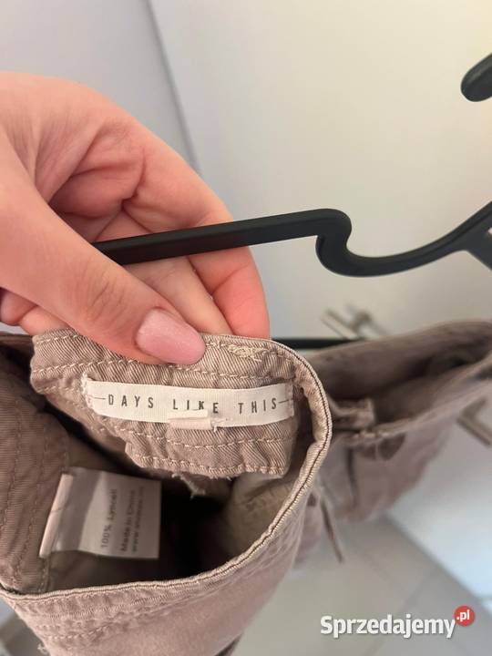 Beżowe spodnie z ciekawym krojem L Rozmiar 40(L) pomorskie Gdańsk