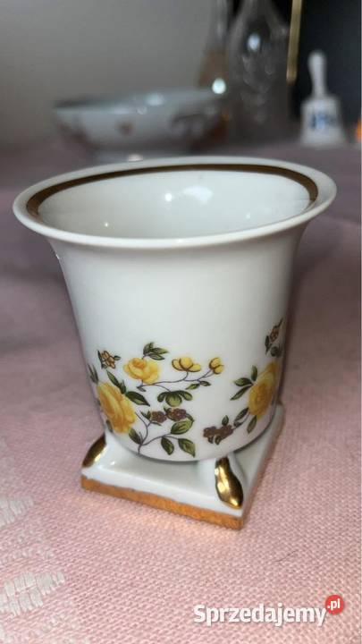 Z białej porcelany wazonik Z żółtymi różami Na pomorskie Gdańsk