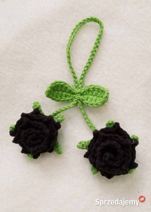 Czarne różyczki wykonane na szydełku brelok do Łask