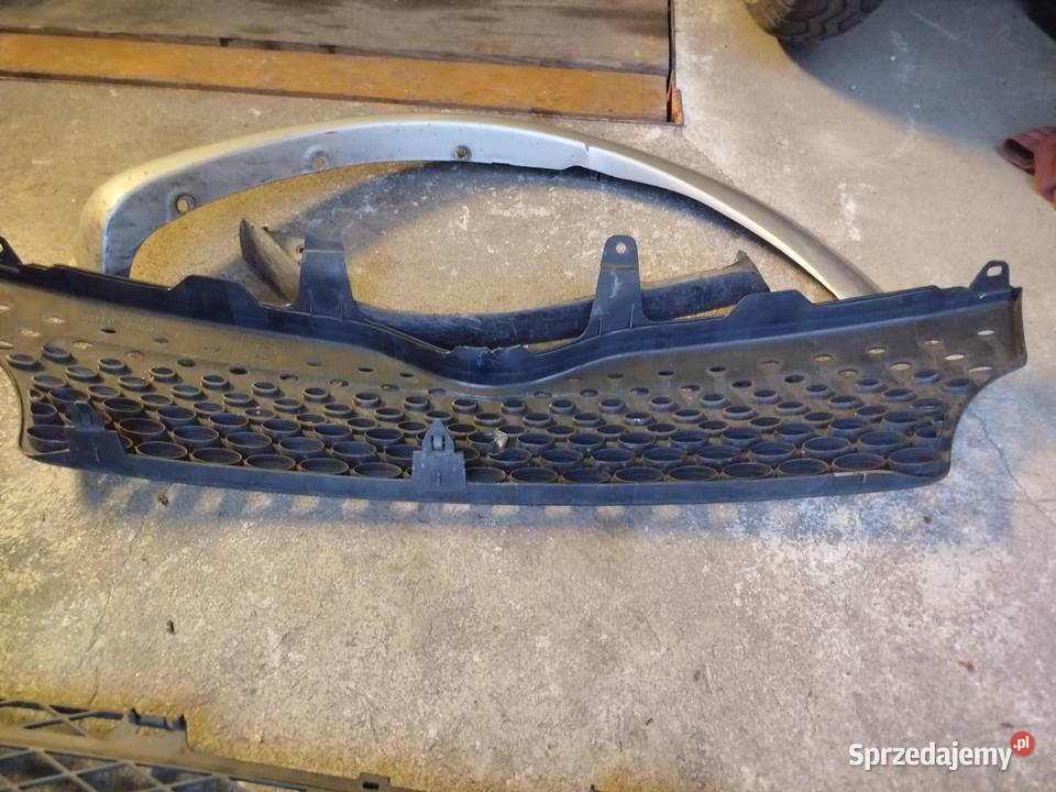 Atrapa plastiki Toyota Yaris Verso Rok produkcji 2000 Lubartów