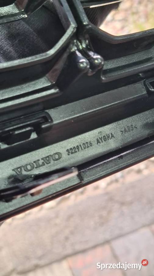 Grill atrapa znaczek logo Volvo XC60 II OEM 2126 Lelis