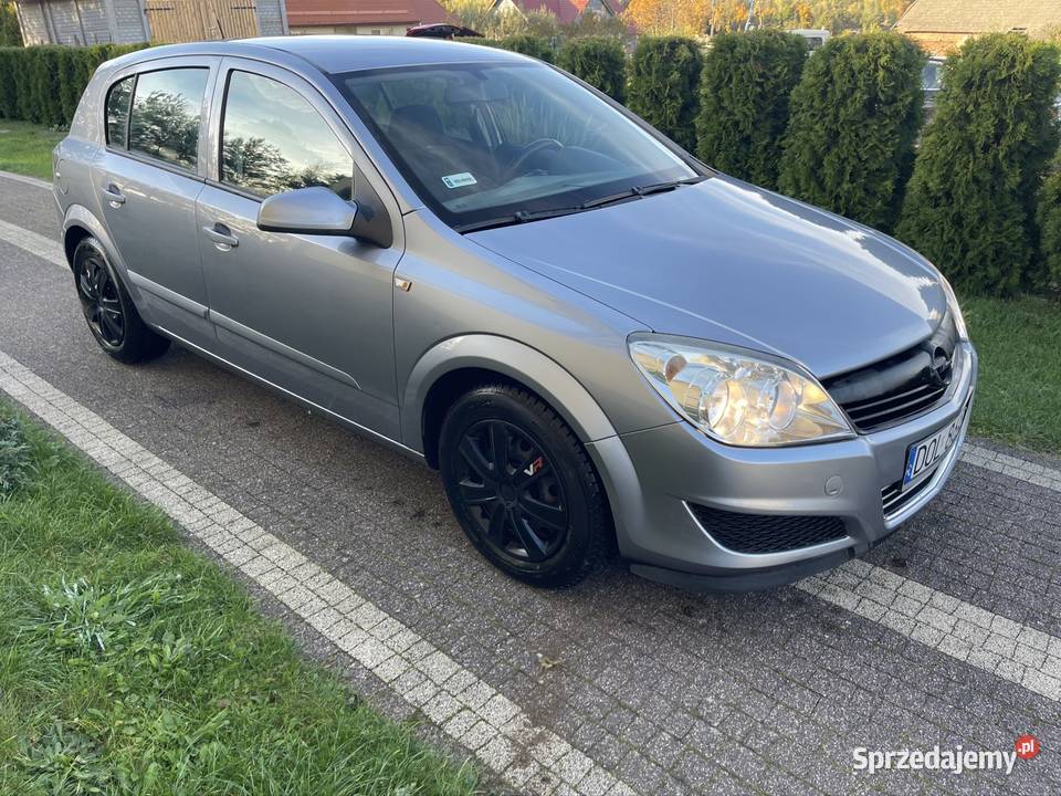 Astra j 2009 benzyna mały przebieg zadbana 90KM Astra Syców sprzedam