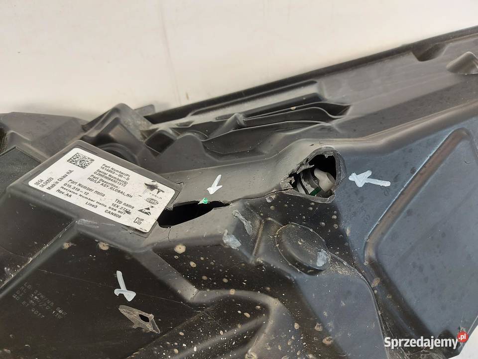 TESLA MODEL Y 2023r Lampa przód LED prawa UK RHD