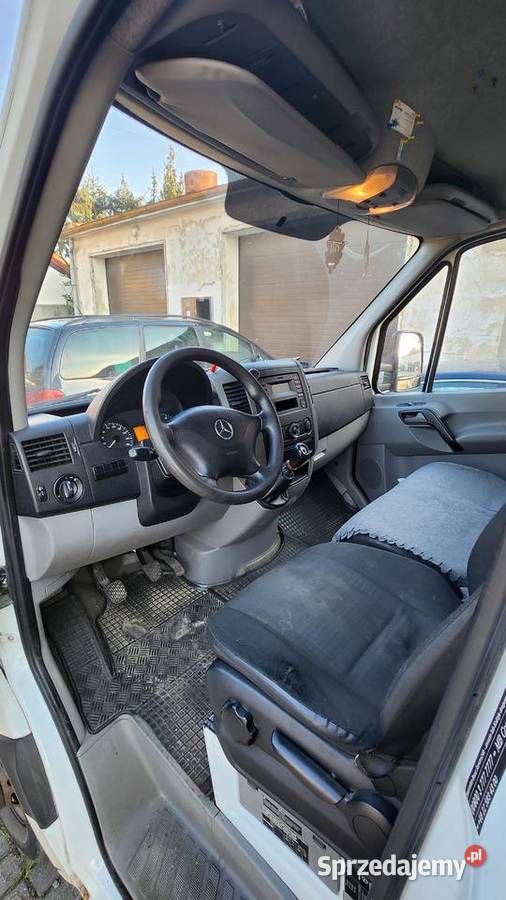 Mercedes Sprinter na bliżniaku kontener z windą