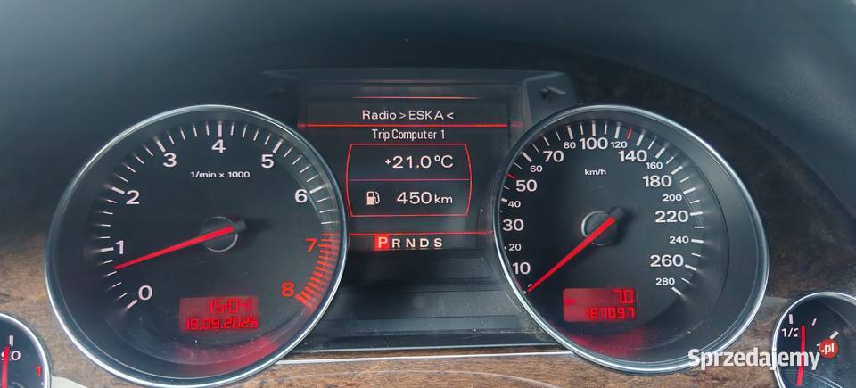 Audi A8 D3 42 350 187000 monitory lodówka stolik