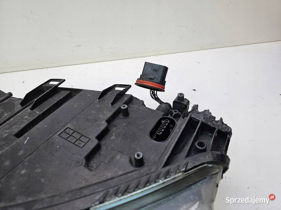 REFLEKTOR PRAWY AUDI A6 C6 4F0941004AK XENON EU Przystajń