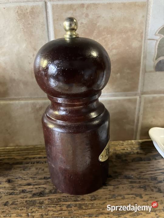 Drewniany młynek do pieprzu Jawor