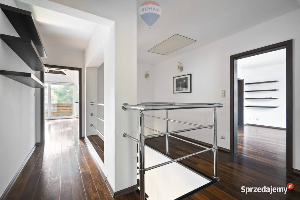 Pół bliżniaka na zamkniętym mini osiedlu Nieruchomości Bobrowiec sprzedam