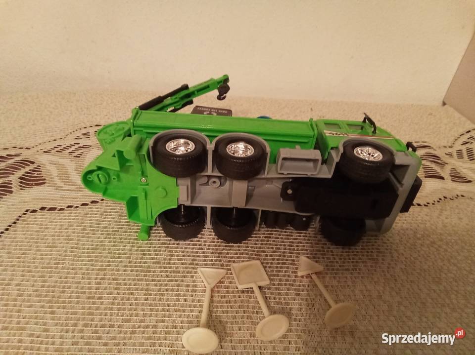 Śmieciarka ciężarówka z trzema znakami i Warszawa