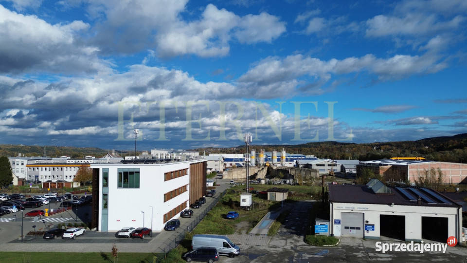 Plac 30 arów z biurowcem i garażami Myślenice Wynajem sprzedam