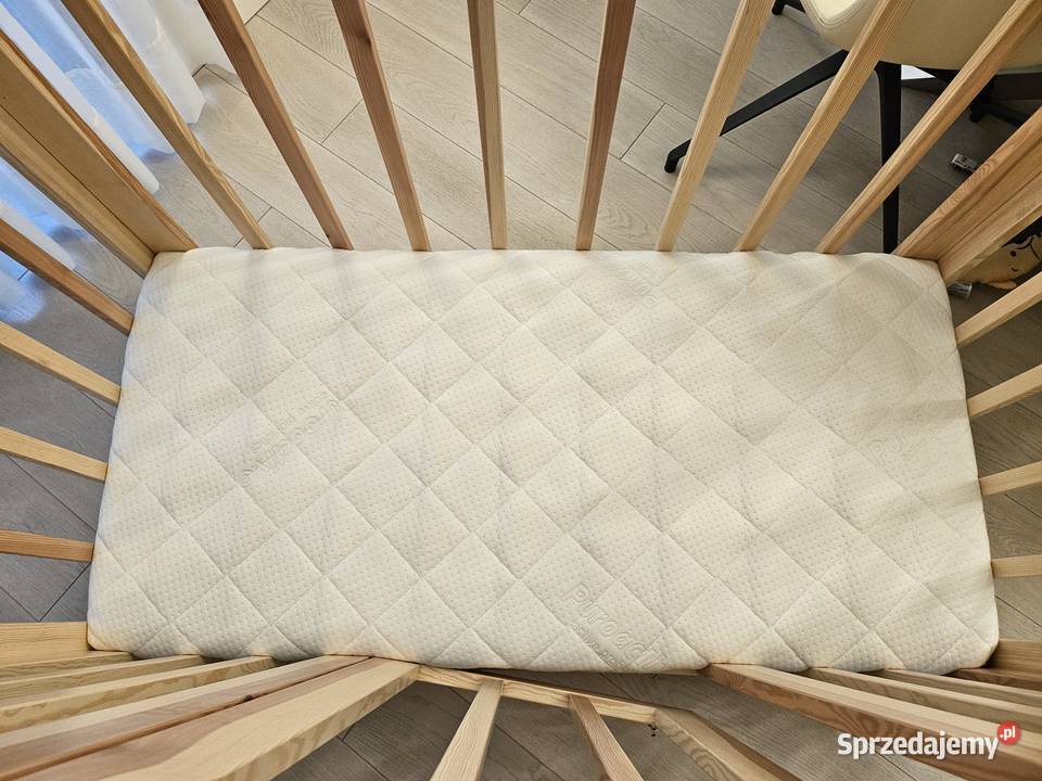 Łóżeczko 140 x 70 na kółkach z materacem