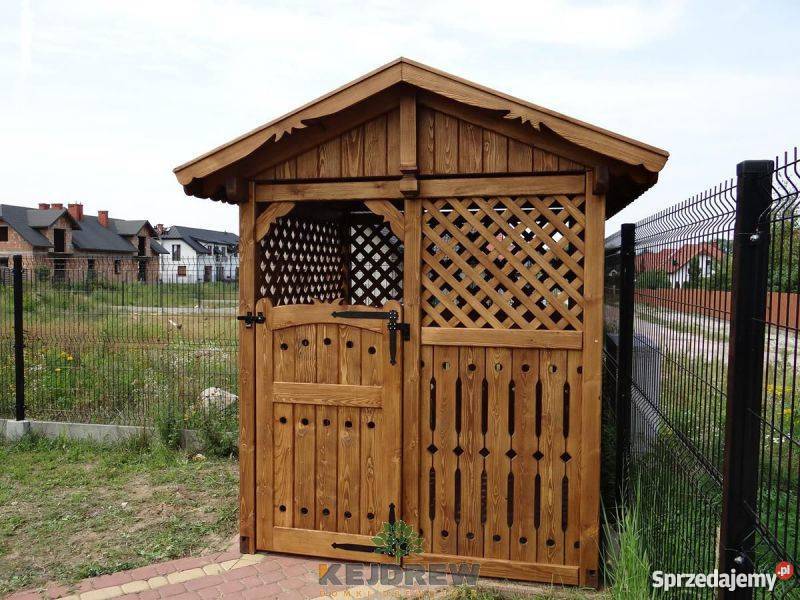 Domek z szerokimi drzwiami z okienkiem drewutnia Architektura ogrodowa sprzedam