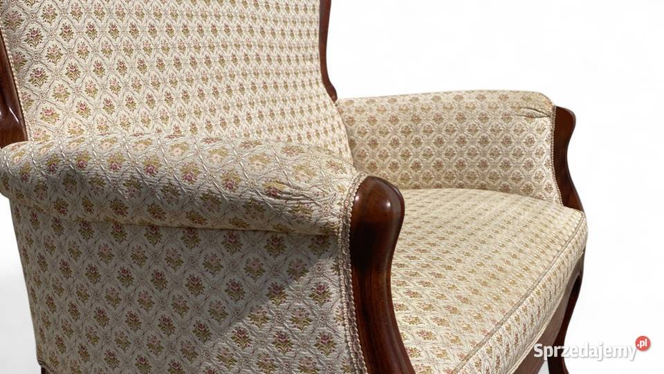 Jasna sofa dwuosobowa w stylu ludwikowskim Gryfice