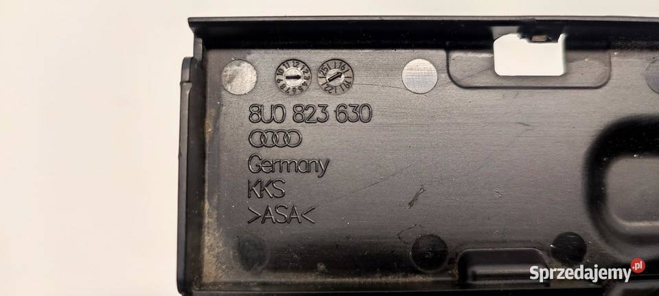 AUDI Q3 8U OSŁONA ZAWIASU MASKI PRAWA 8U0823630
