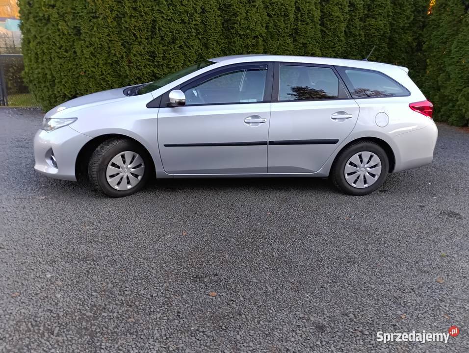 Tpyota Auris TS bęzyna 16 kombi 132 przebieg 167 Rok produkcji 2014 sprzedam