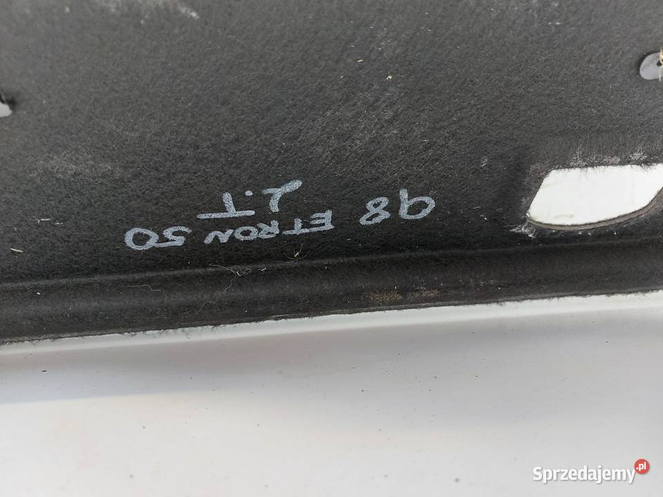 Audi Q8 ETRON SUV 4KE tapicerka boczek bagażnika osobowe