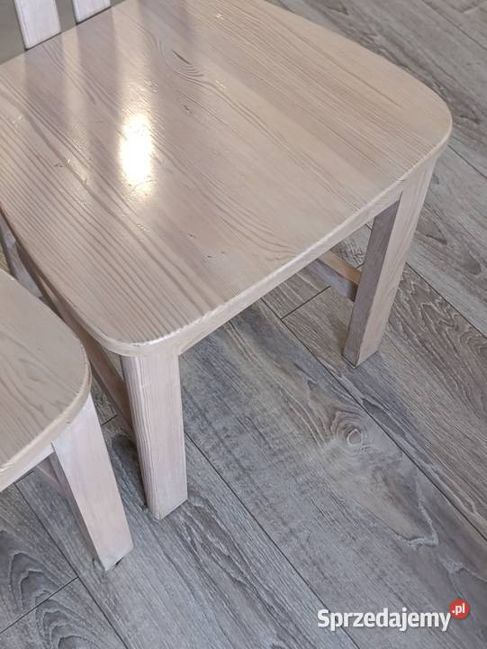 drewniane krzesło do jadalni w jasnym