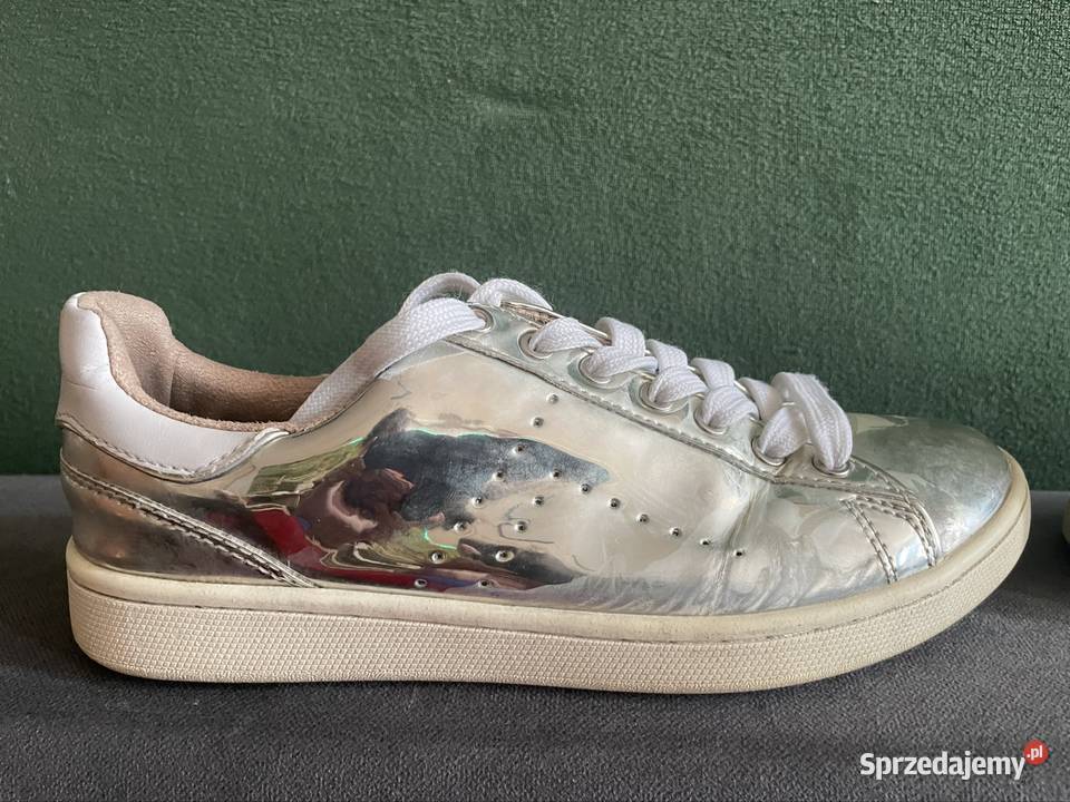 Srebrne wiązane trampki