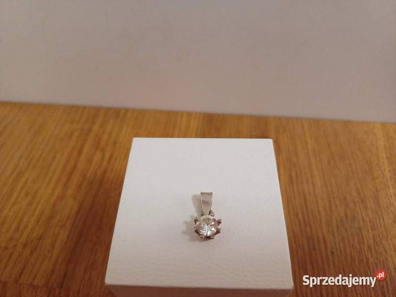 Srebrna zawieszka z cyrkonią