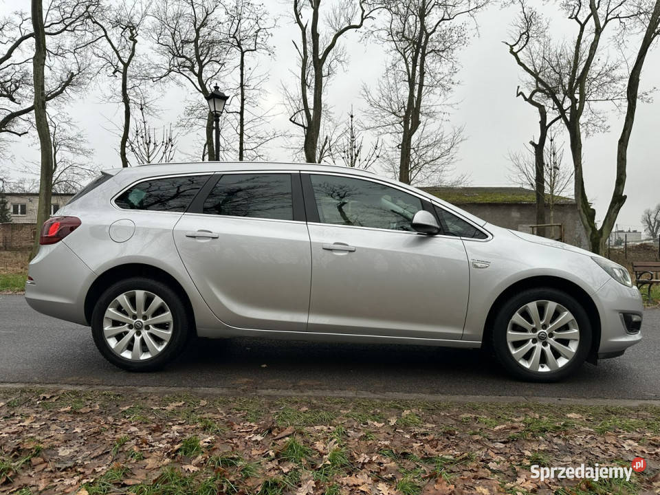 Opel Astra Sport Tourer 20 CDTI 165 2013r Xenon wspomaganie kierownicy Astra sprzedam
