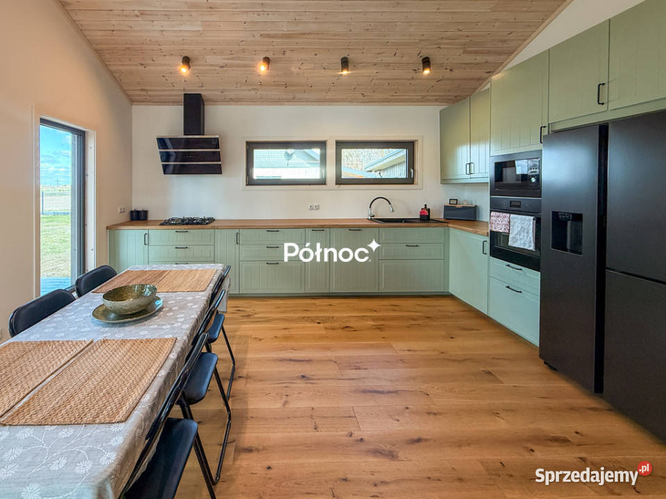 Skandynawski piękny dom wśród drzew Staw