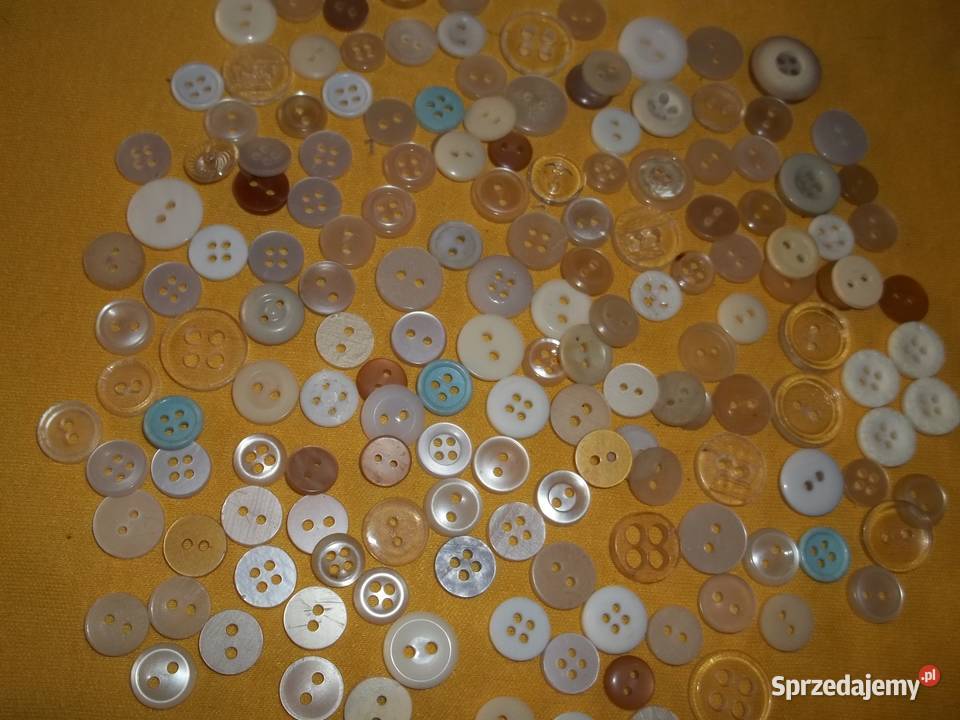 Guziki małeśrednie duże różne