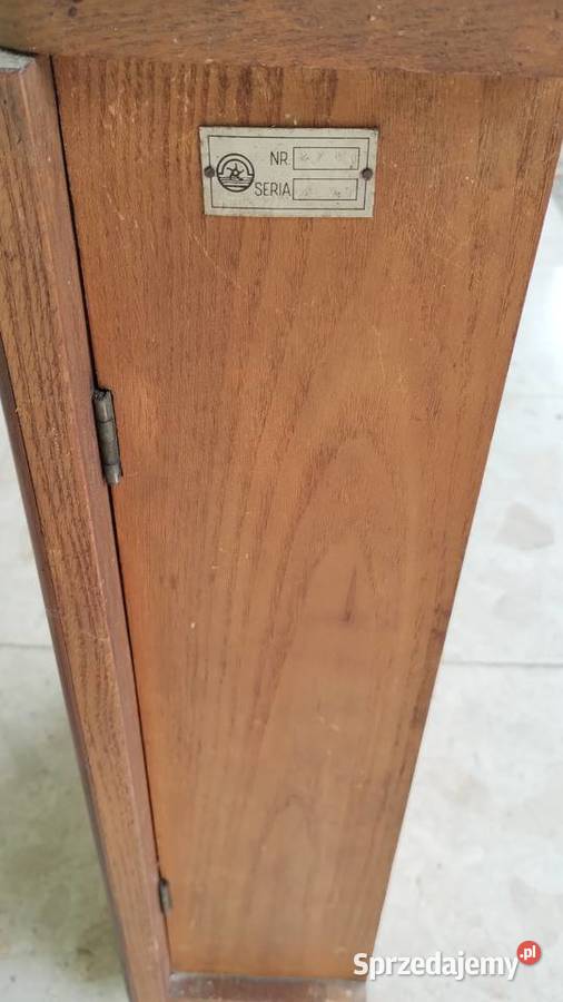 Stary zegar ścienny z dokumentami