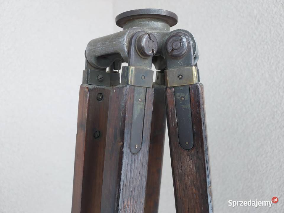 Stary drewniany trójnóg statyw geodezyjny