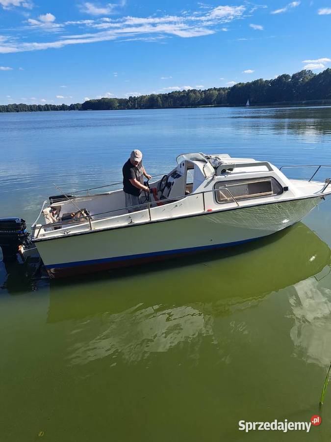 Łódź motorowa kabinowa