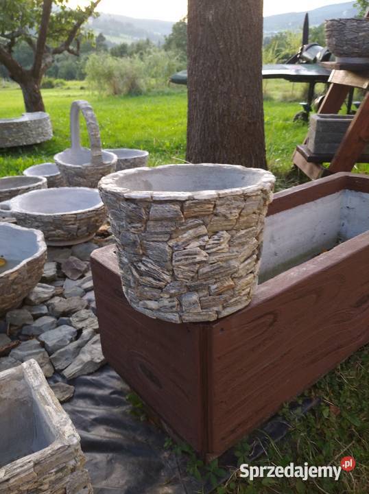 Mała doniczka z kamienia naturalnego do ogrodu Architektura ogrodowa małopolskie Długołęka-Świerkla