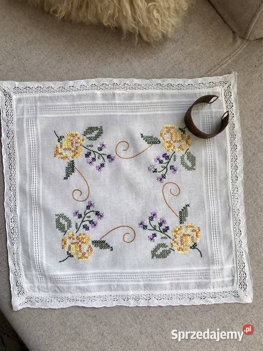 Biała serwetka vintage retro ręcznie haftowana w Warszawa