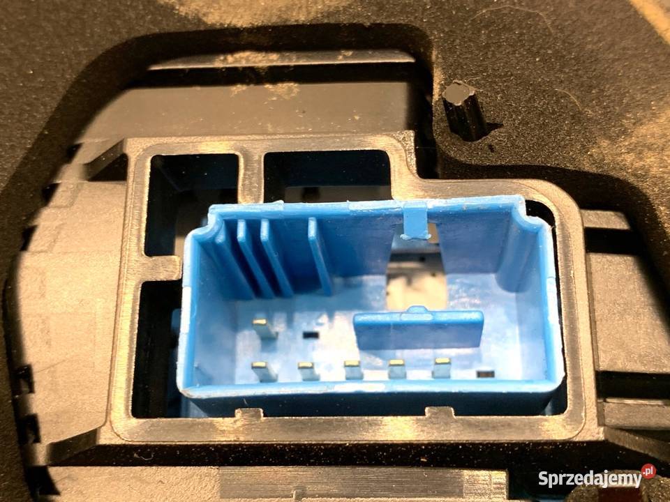 LAMPA TYŁ PRAWA WEWNĘTRZNA VW PASSAT B8 Kombi