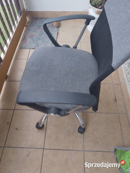 Wygodne używane krzesło biurowe na kółkach Gostyń